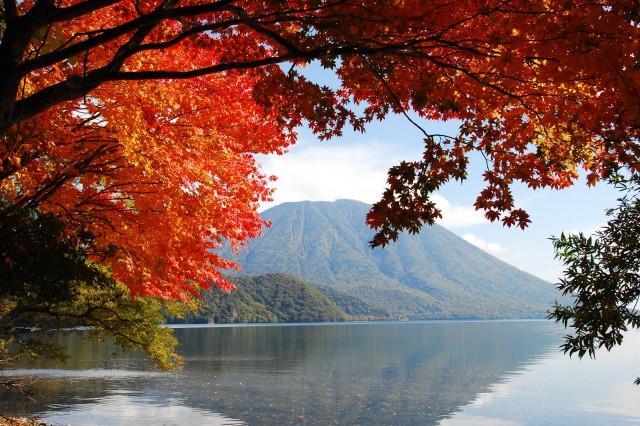 Lake Chuzenji with red maple leaves