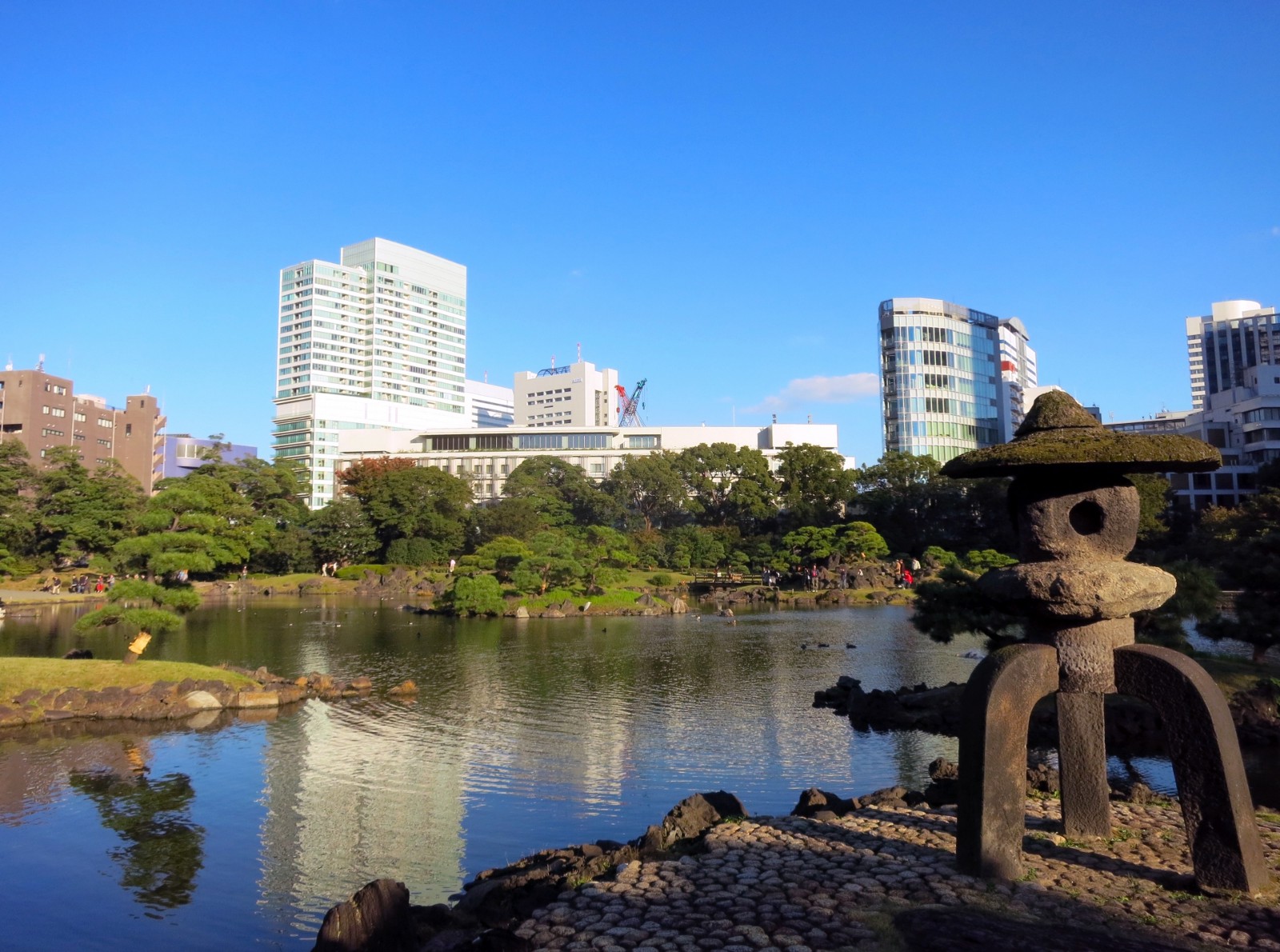 Spacious Japanese garden: Kyu Shiba Rikyu Garden