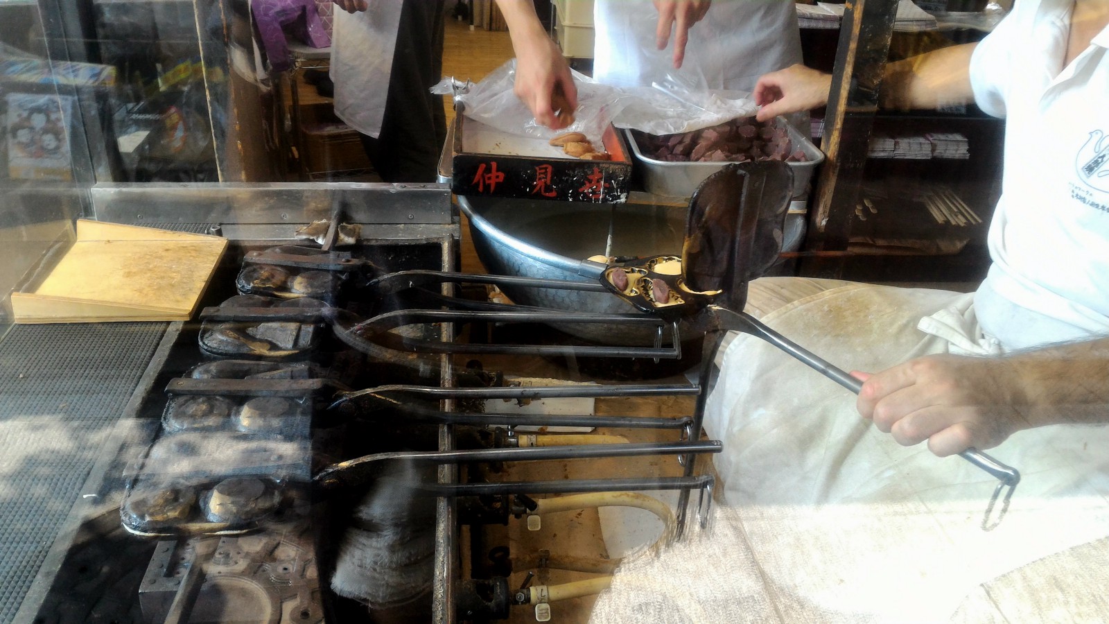 Watching the demonstration of making Ningyo Yaki at Nakamise Street