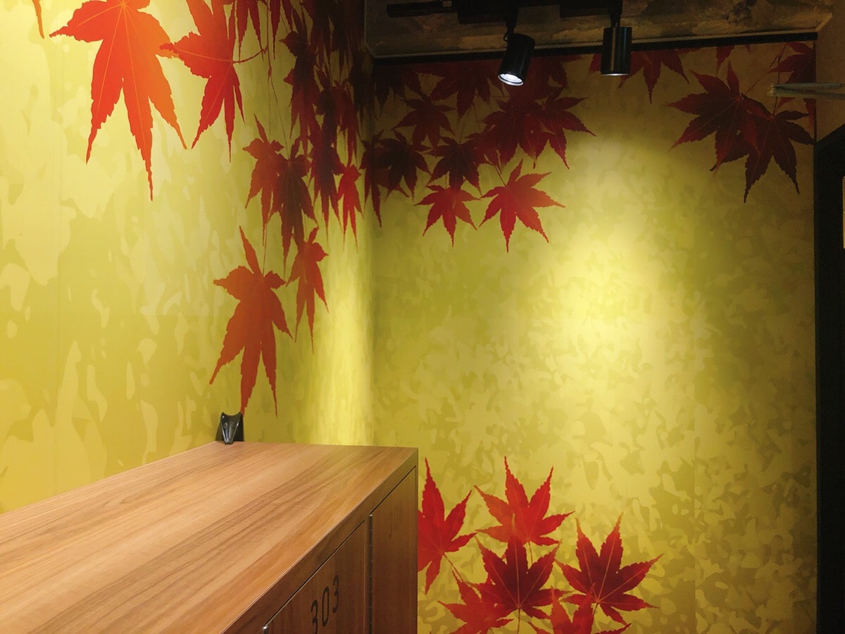 Walls with autumn leaved painted on the 3rd floor.