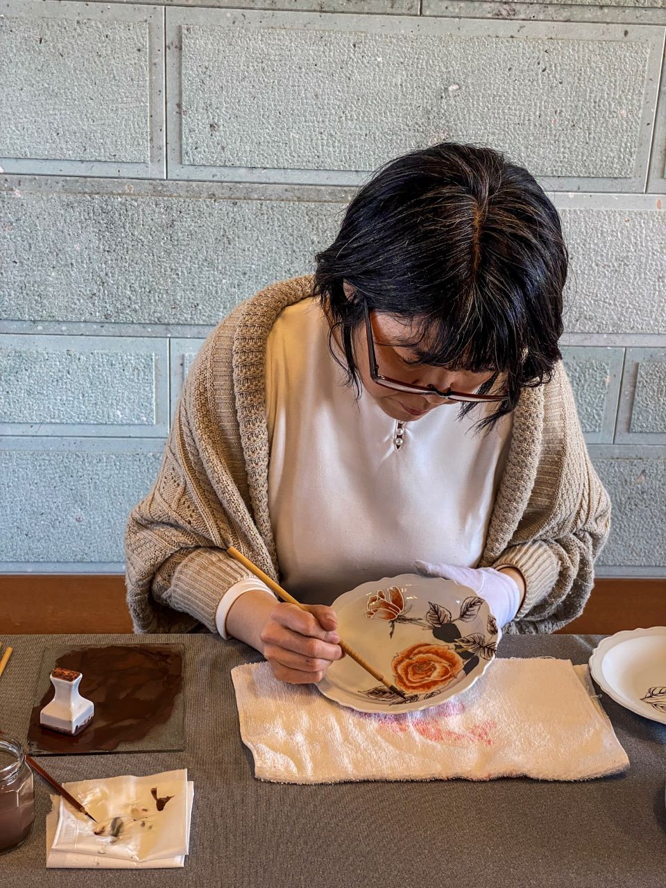 artist Aikawa Shiho doing a Wear Kutani demostration at Kutaniyaki Art Museum