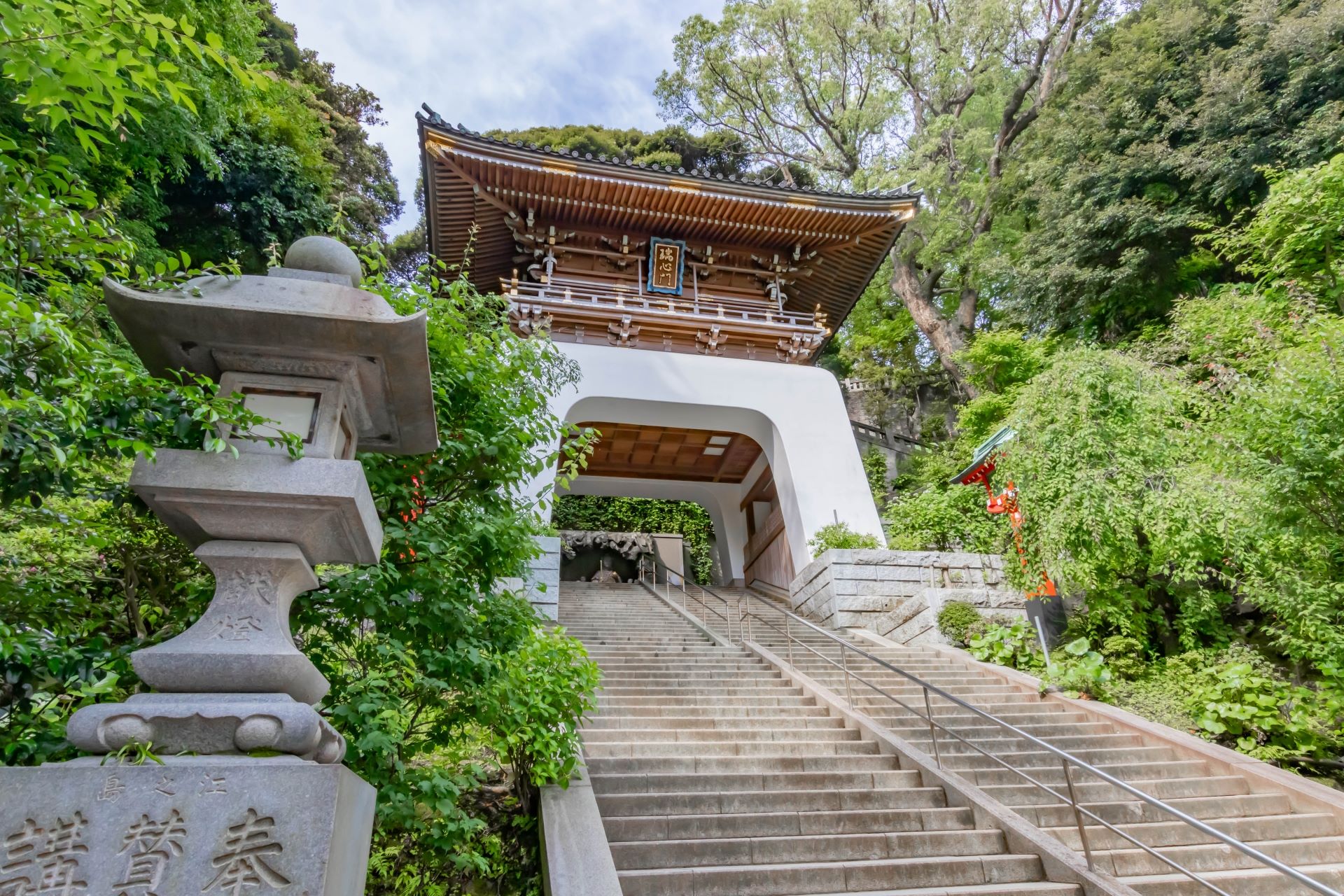 Zuishinmon Gate in Enoshima Shrine