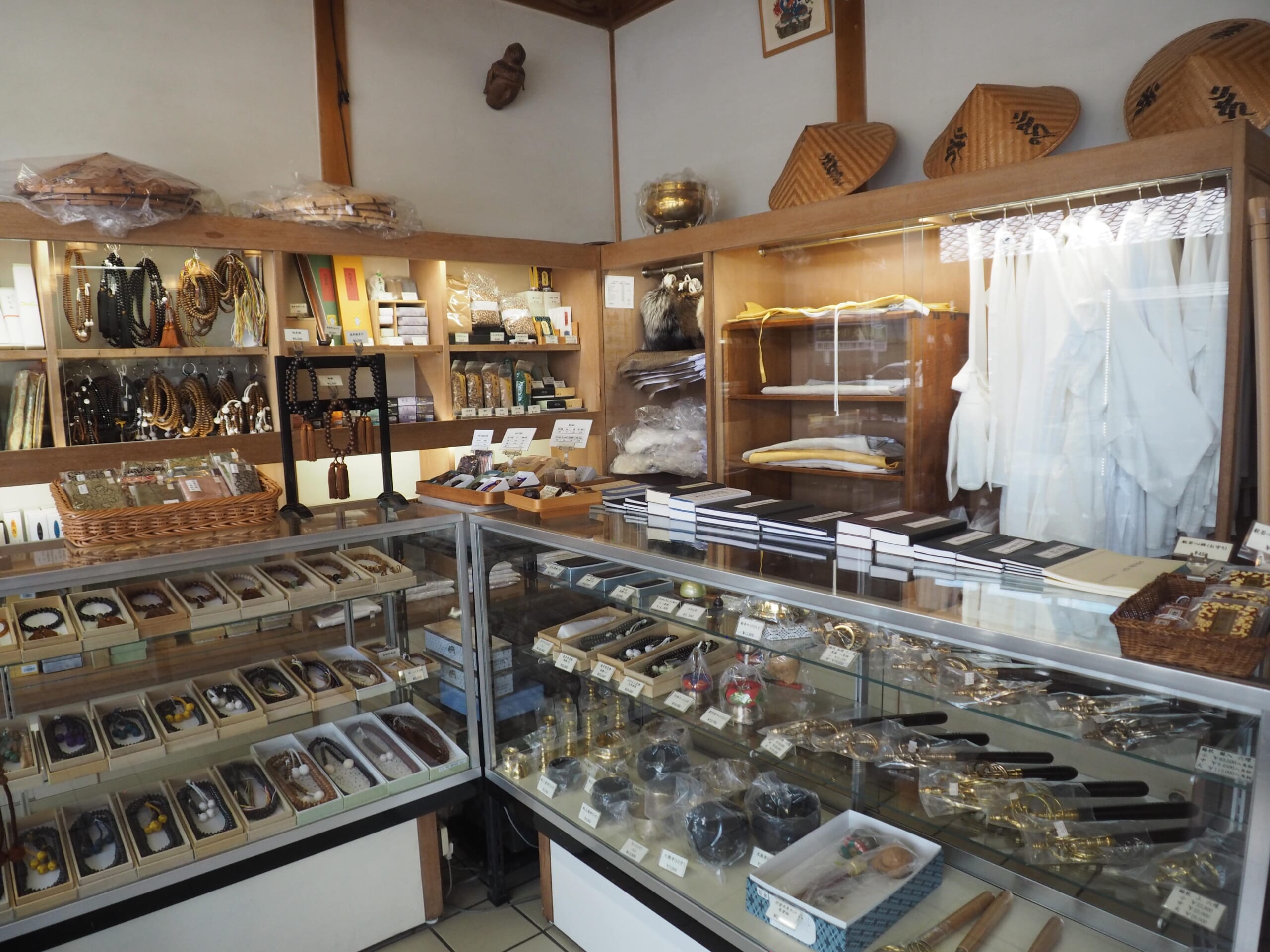 Kurumada Shoten shop interior